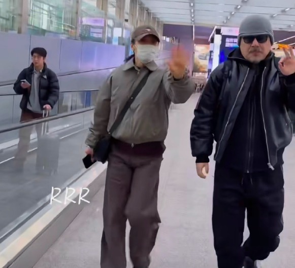 陈建斌在机场拉着蒋勤勤跑 