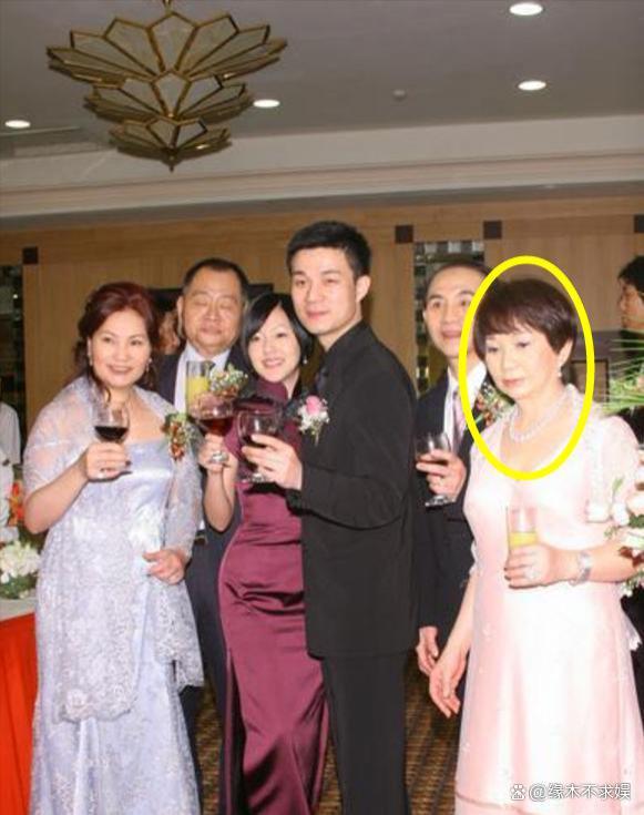 小S拖家带口现身厦门酒店，一行9人显得格外显眼