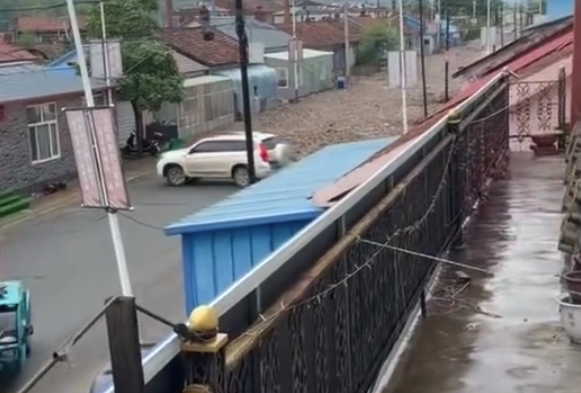 吉林汪清洪流淹没街道：大量菌包涌入