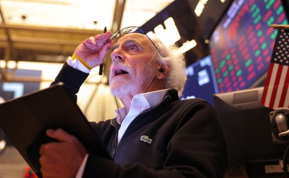 股票交易员在纽约证券交易所的交易大厅工作
