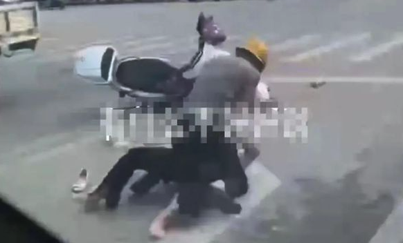 广西桂平一男子街头捅人 警方：嫌疑人已被抓获
