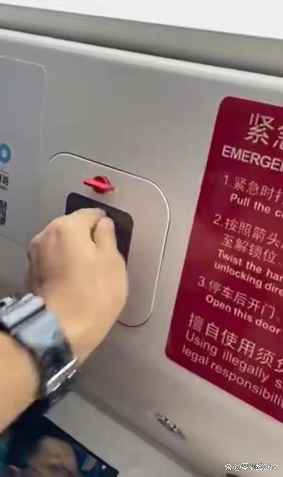 上海一女子背部被地铁门夹住，男人紧迫盛开解锁安装救东谈主：女子背部夹伤去病院了