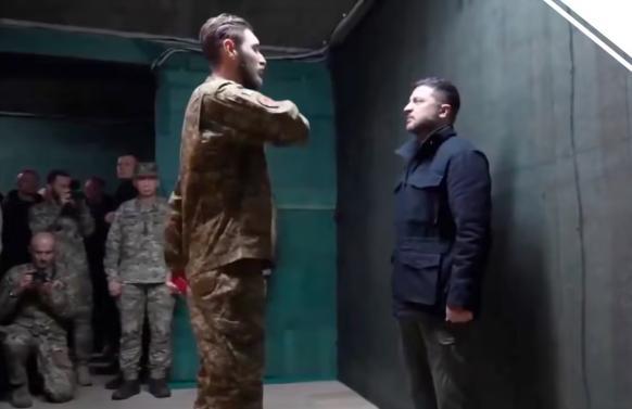 乌总统在地堡内为“亚速营”士兵授勋 高呼荣耀属于乌克兰