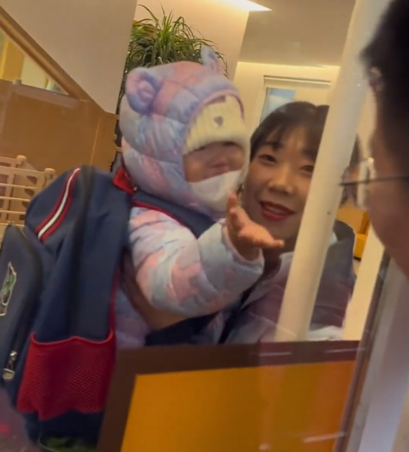 孩子看到出差爸爸来接自己哭了