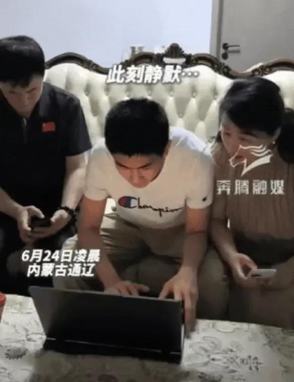 父母知道孩子高考成绩的反应