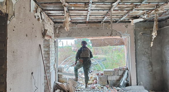 一名“顿涅茨克共和国”民兵12日在佩斯基居民点。
