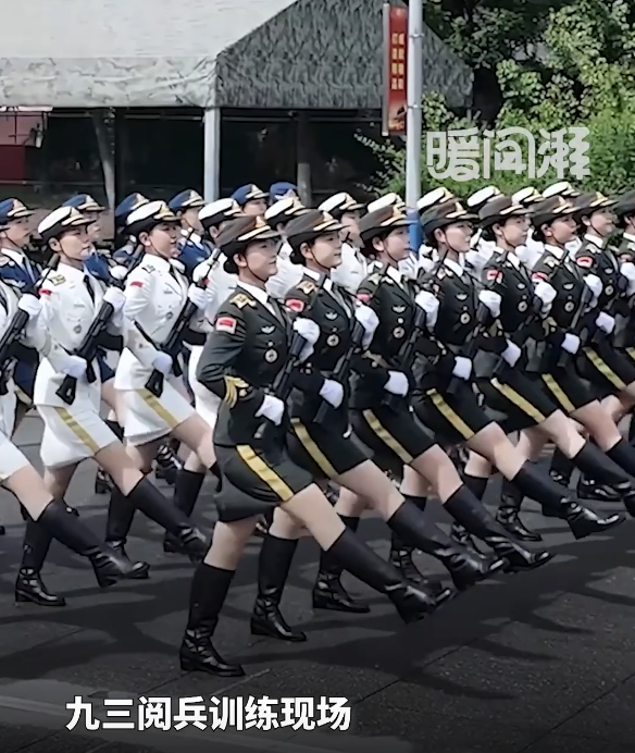 中国仪仗女兵：誓当军中花木兰 展现巾帼风采