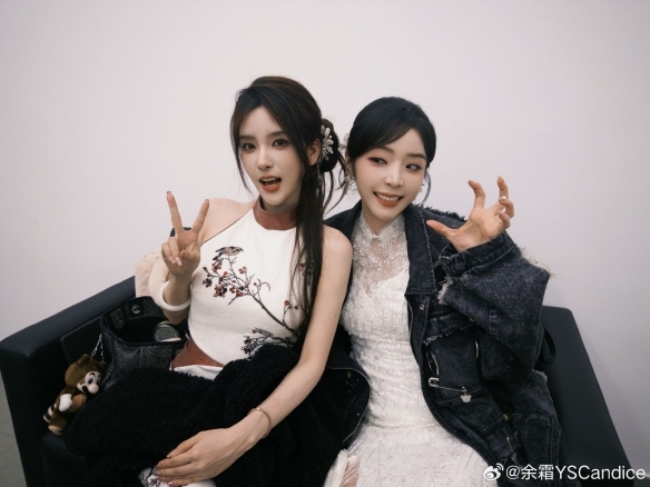 余霜晒和Faker合照 S15赛季圆满落幕