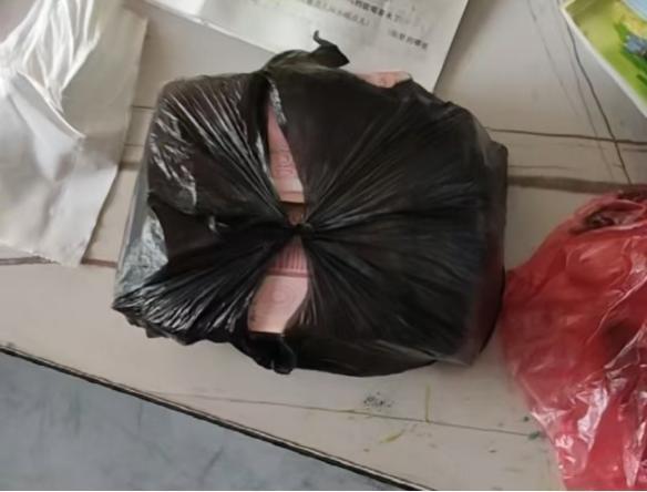 老人错扔20万现金保洁员一分不少归还 平凡善举温暖人心