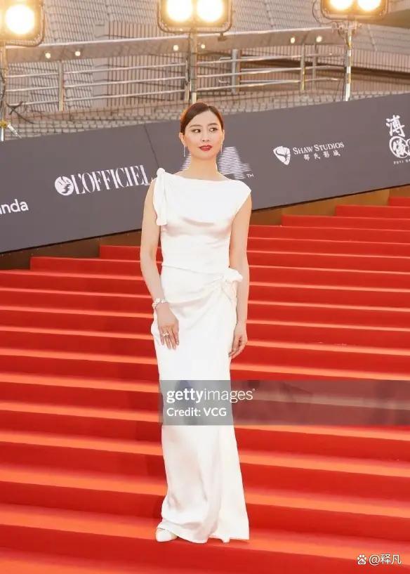 44岁陈法拉金像奖红毯美爆了 白到发光引热议