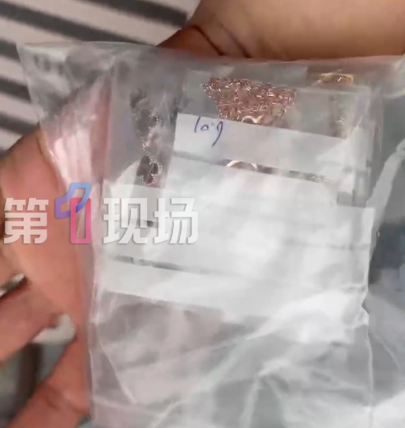 女子在水貝撿十幾條黃金首飾 拾金不昧暖人心