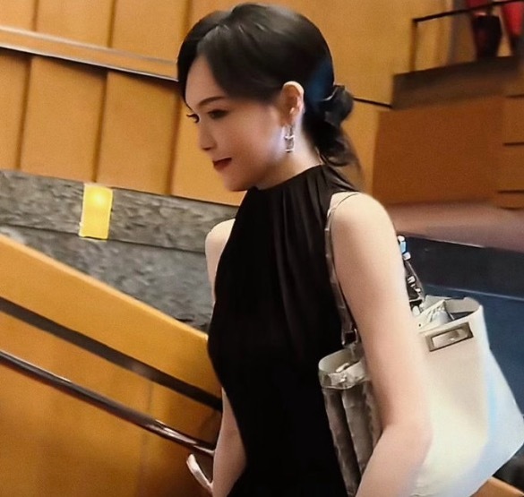 唐嫣参加女儿幼儿园艺术节