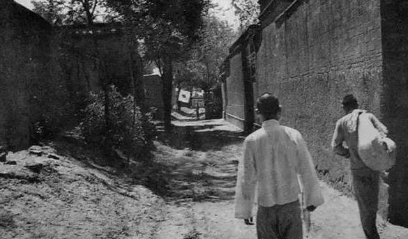 罕见的近距离交锋照片：5名日军攻击我坦克，4名战士与敌大炮对峙