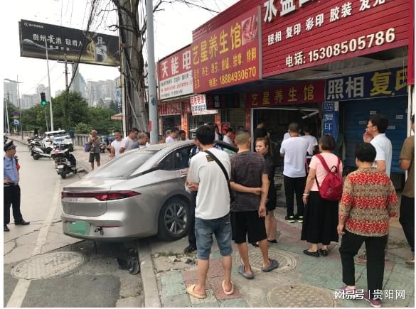 贵阳一公交车失控连撞十几辆车 司机疑似酒驾引众怒