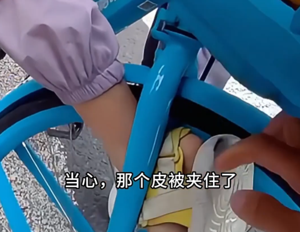 脚被死死卡住!这种“带娃神器”别再用了
