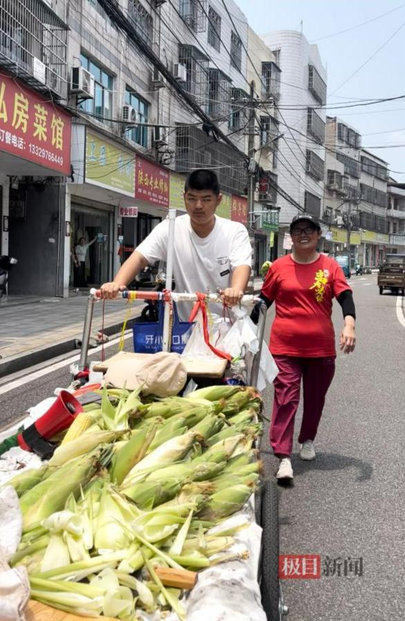 孙子高考692分帮奶奶卖玉米 “状元”孝心感动众人
