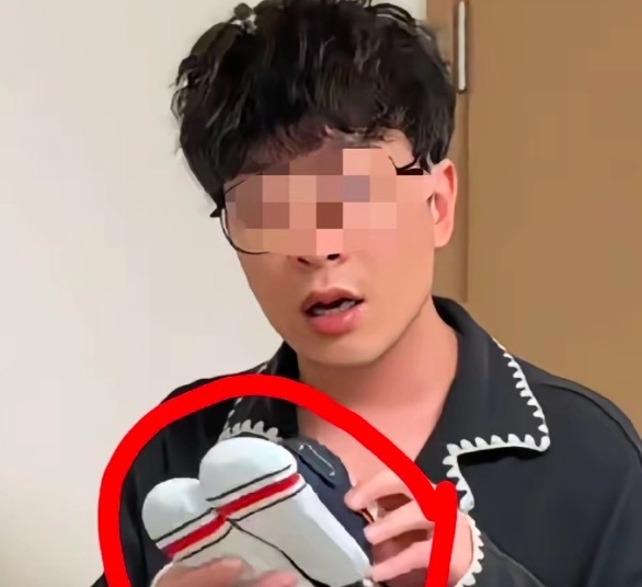 当老公得知宝宝鞋子的价格 表情太真实了