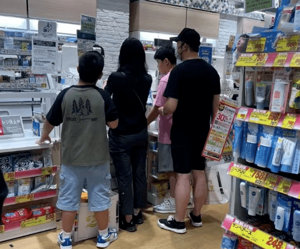 网友分享偶遇沙溢胡可一家游日本照片 网友：两孩子完美地避开了爸妈的颜值