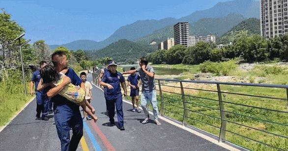 震撼一幕！初中生姐弟神操作 全网点赞 勇救溺水女童显身手