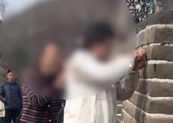 女子用剪刀八达岭长城上刻字 景区派出所介入处置