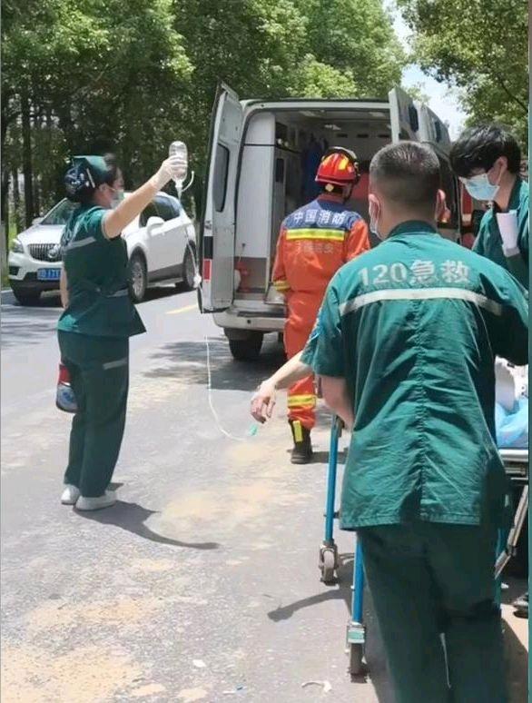 男子自驾奔丧撞树 被救时念叨想回家
