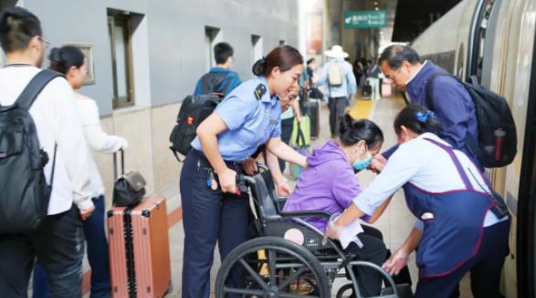 总有人用微光，照亮寻常岁月