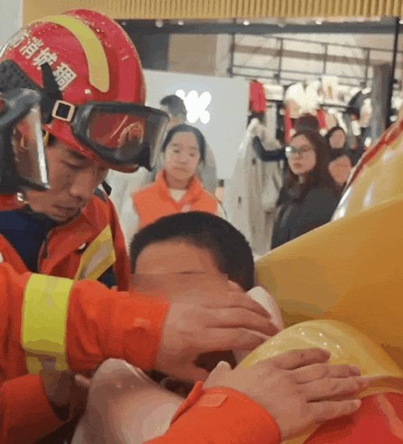 第1个被“财神爷”锁定的孩子出现了 头部卡入雕塑求救消防