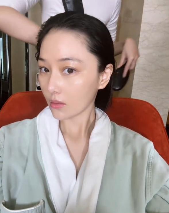 张馨予素颜照流出，肤色暗黄毛孔清晰，网友惊呼不像一人？
