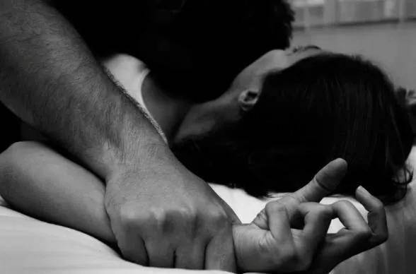 法男子找陌生人强奸妻子：10年给妻子下药让83名男子性侵并拍摄记录
