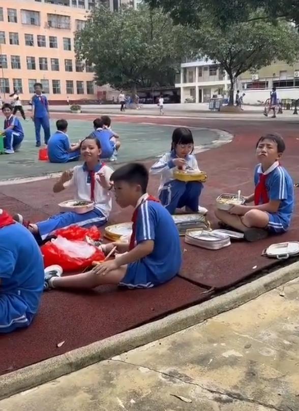 深圳一学校让未订校餐学生操场吃饭 教育人性化何在？