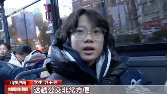 为学生挨个掸雪的热心司机找到了 温暖举动获赞无数