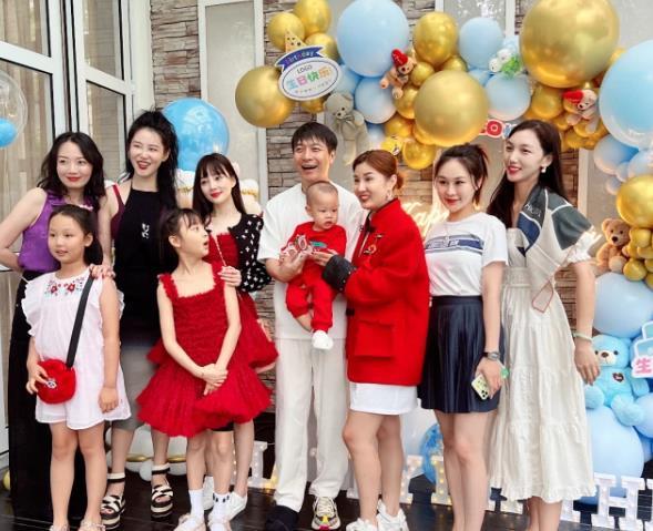 李小璐与网红朋友聚会同俩帅哥开心合照笑容娇媚2