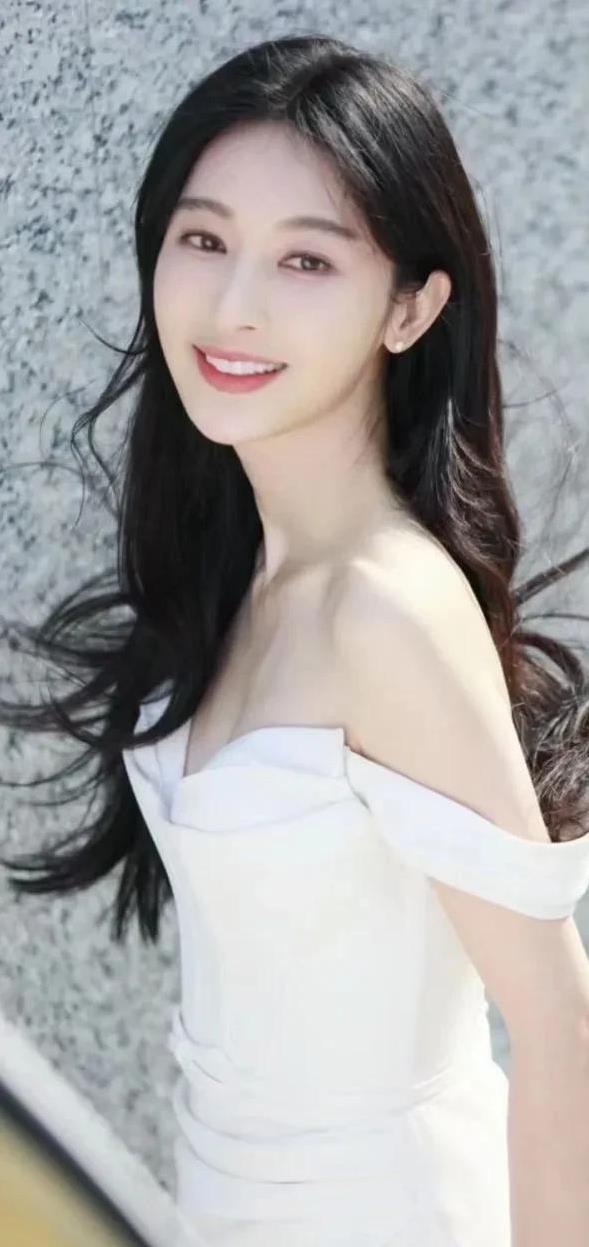 172cm长腿惊艳全场，脸蛋完美却无人记住，她咋就火不了？