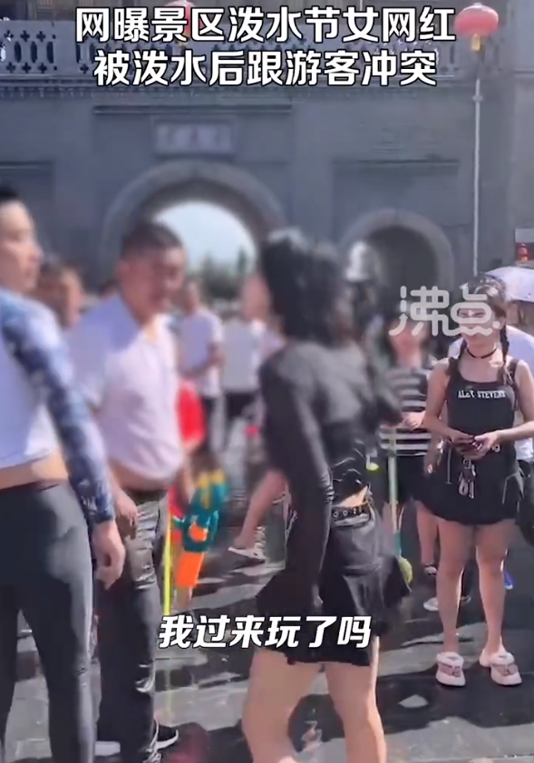 景区回应女子与游客冲突 ：警方已介入 领导当晚连夜开会讨论