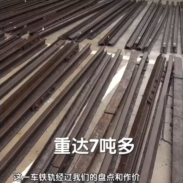窃贼闯入北京一废弃矿井偷百余根钢轨！