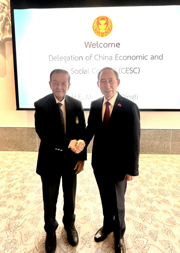 龙宇翔（右）与泰国国会主席兼下议院议长万诺