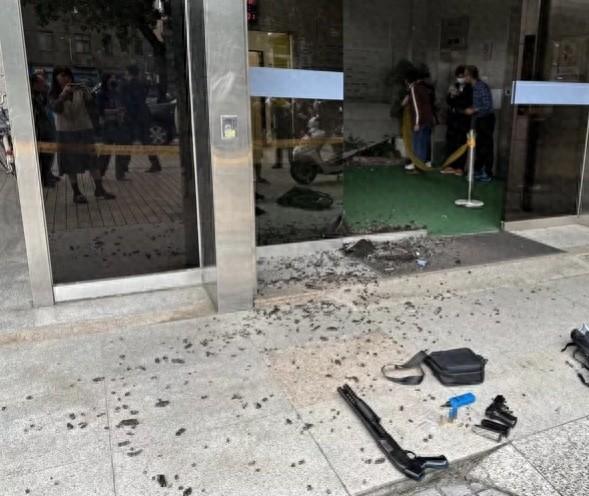 台男子因不满绿营抗中持霰弹枪朝数位发展部大门开枪泄愤
