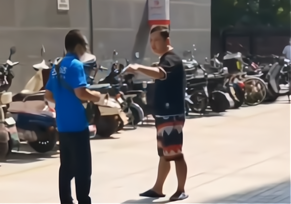 男子强迫外卖员给狗道歉 警方通报