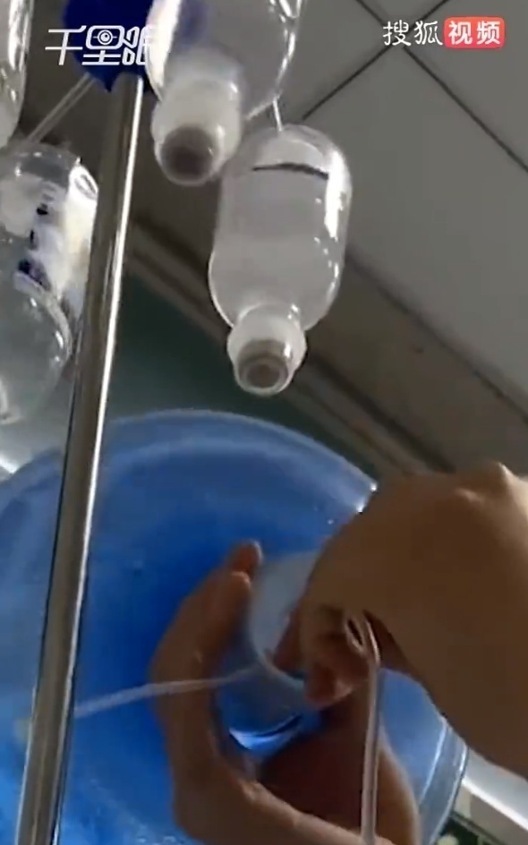 连云港警方辟谣女子输液被拔针扎水桶：视频系摆拍，当事人被行政拘留