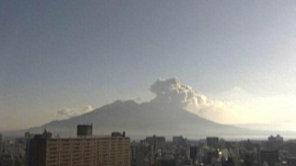 日本樱岛火山爆炸性喷发 灰柱升空1400米