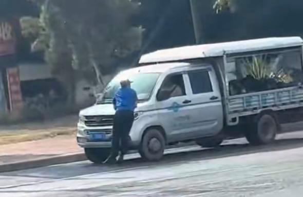 當(dāng)?shù)鼗貞?yīng)攤販駕車撞執(zhí)法人員