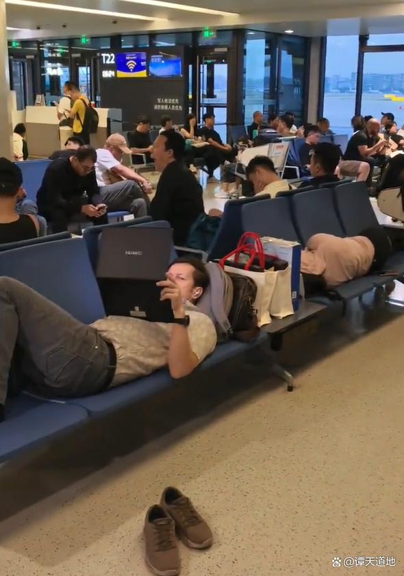 机场回应外籍旅客脱鞋躺卧占座 规则面前人人平等