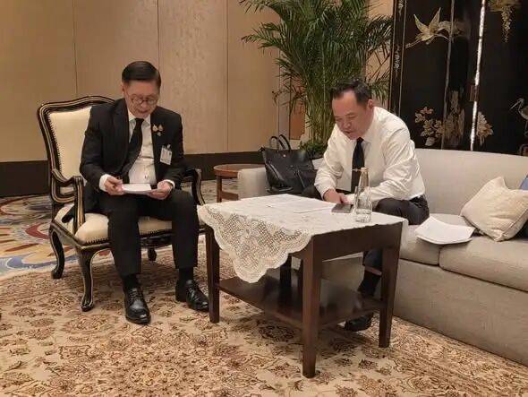 泰国总理在访华期间接到特朗普的电话，讨论柬