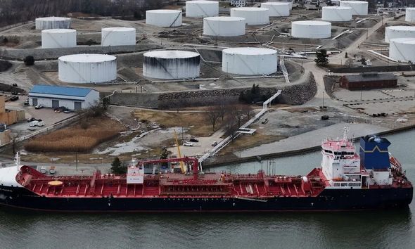 霍尔木兹海峡，熬干了中产清明五一 油价上涨引发旅游成本飙升