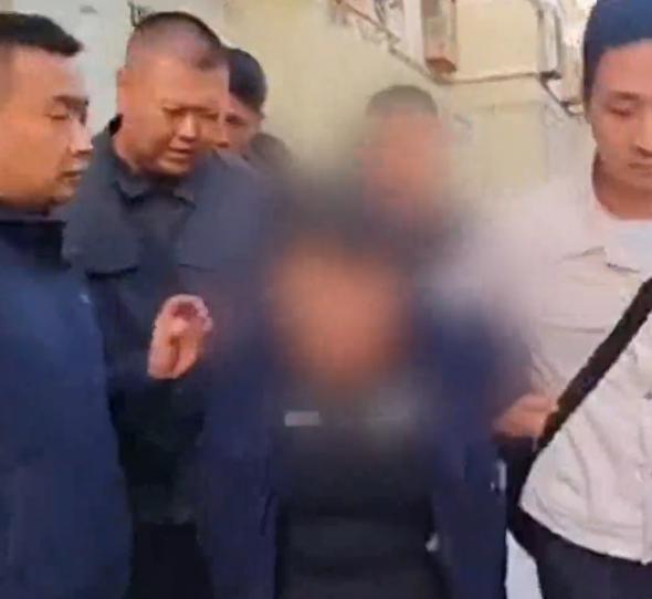 女子绞杀醉酒男友潜逃25年后落网 警方不懈追查终擒真凶
