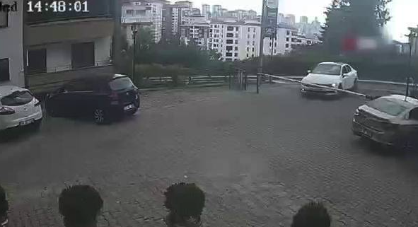 一脚踩错直接冲下楼！土耳其一车辆冲破道闸杆坠入居民楼