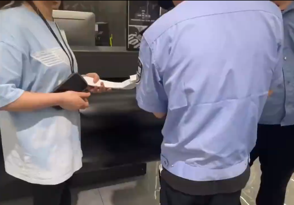顾客试衣服掉地上被索赔 店员：摔个洞需赔款