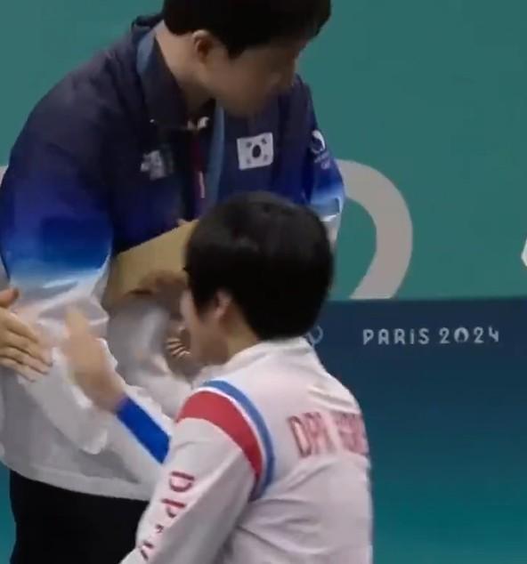 乒乓球混双颁奖仪式 朝鲜韩国选手击掌不握手