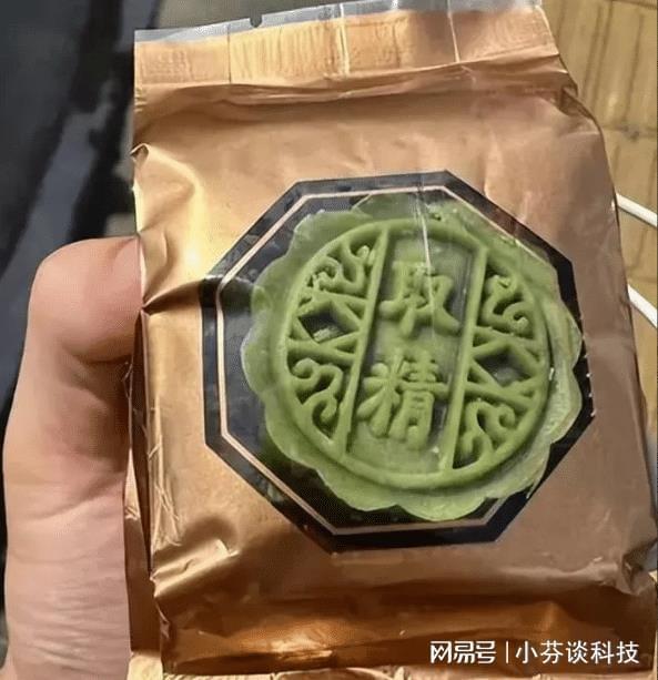 学生吐槽学校发的月饼，女生看了会脸红，网友：好尴尬