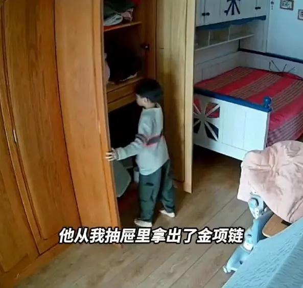 男孩拆妈妈金项链 融成金豆子送给同学 贵重物品需妥善保管